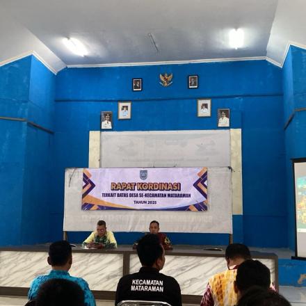 Pambakal, Sekdes dan Kasi Pemerintahan menghadiri acara Rapat Terkait Batas Desa di Aula Kecamatan 